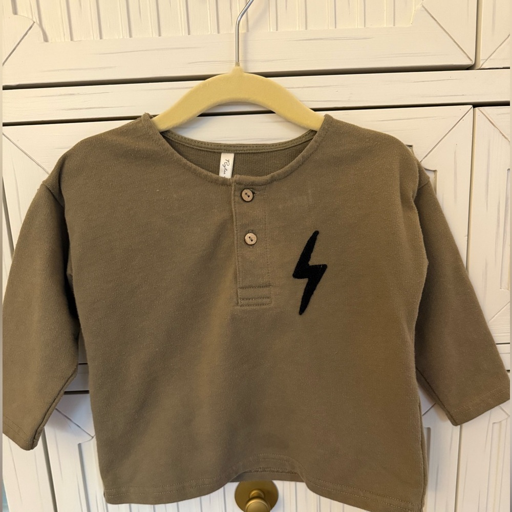 Rylee + Cru army green long sleeve tee with lightning bolt size 12-18 month